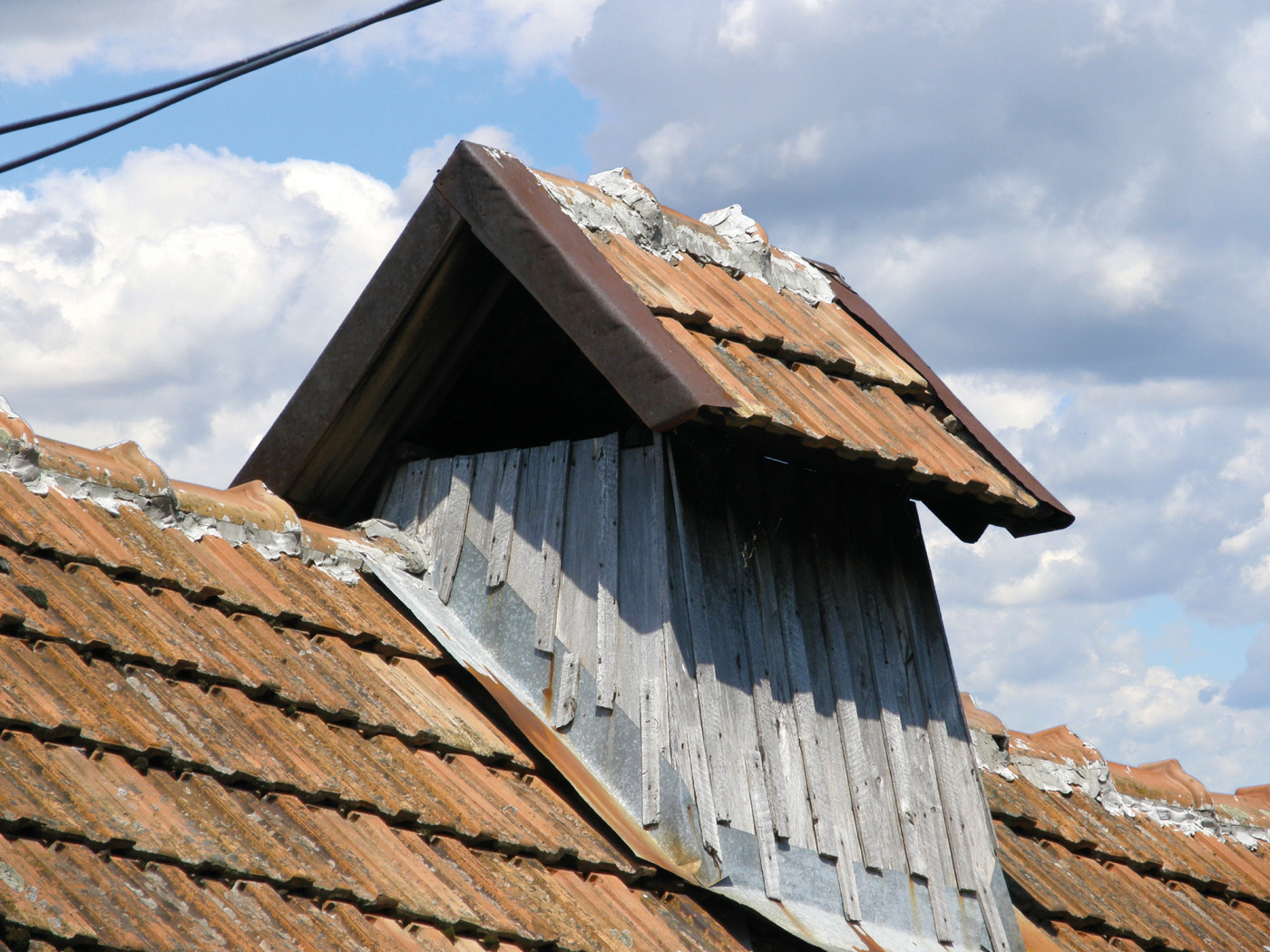Coșul de deasupra acoperișului este din lemn, completat cu două șipci, care apărau coșul de posibilele stricăciuni cauzate de vânt.